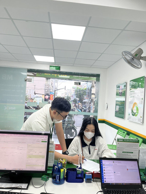Nhân viên F88 hỗ trợ tại phòng giao dịch 152B Nguyễn Trãi