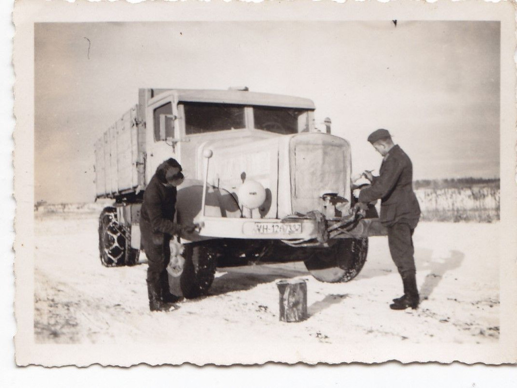 Foto Wehrmacht LKW Fahrzeug wird Weiß getarnt Ostfront Beutefahr