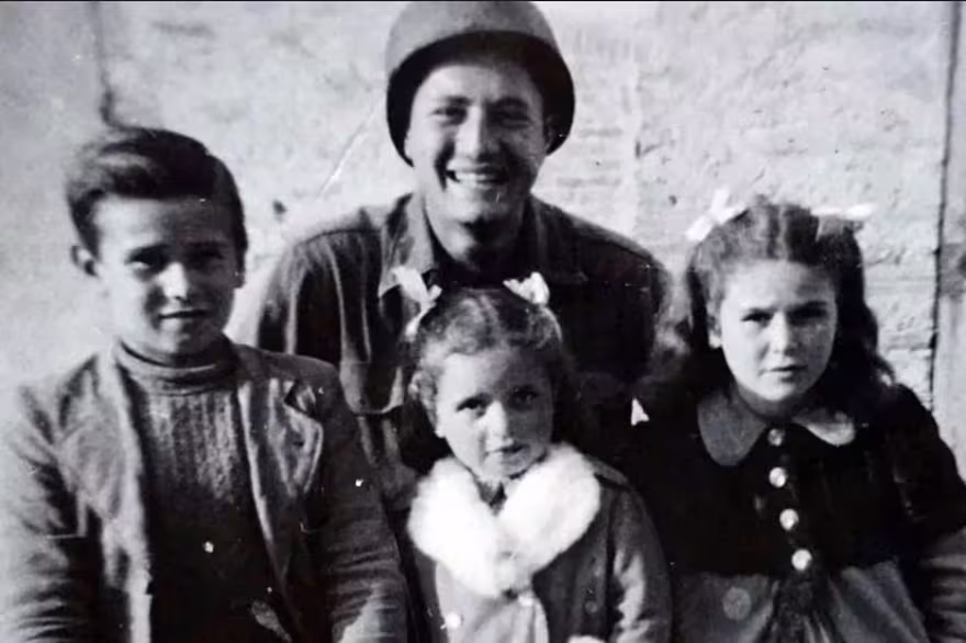 La foto original de 1944 en la que aparece Martin Adler y los tres niños La foto original de 1944 en la que aparece Martin Adler y los tres niños