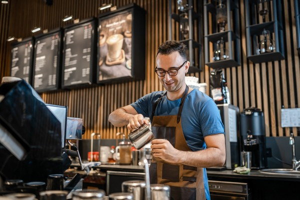 Ilustrasi suasana pelanggan menikmati kopi di Starbucks Kopi