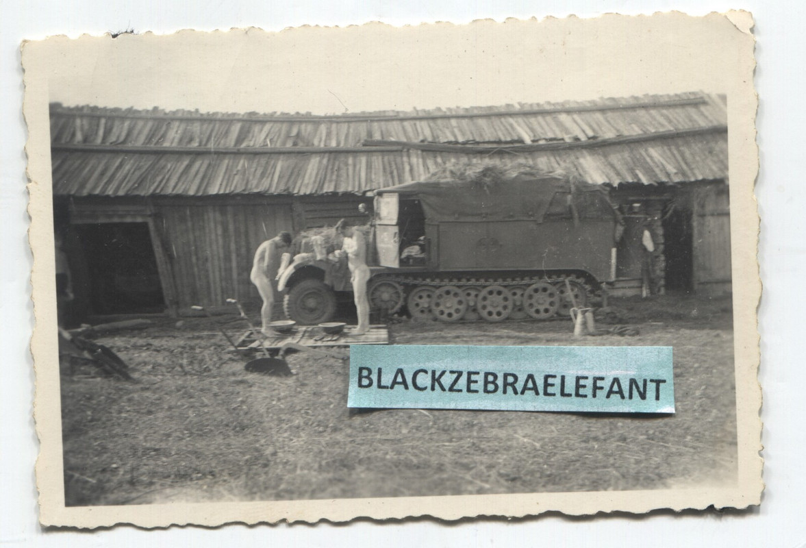 FOTO NACKTE Soldaten NUDE Waschtag am Pz Spähw Halbkette