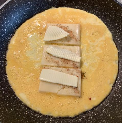 Омлет с сыром раклет