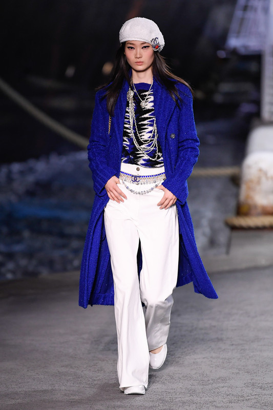 Chanel-Cruise-2018-Paris-4815-1525384101-bigthumb