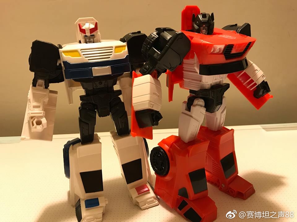 02-Cyber-Batallion-Sideswipe-In-Hand-Images