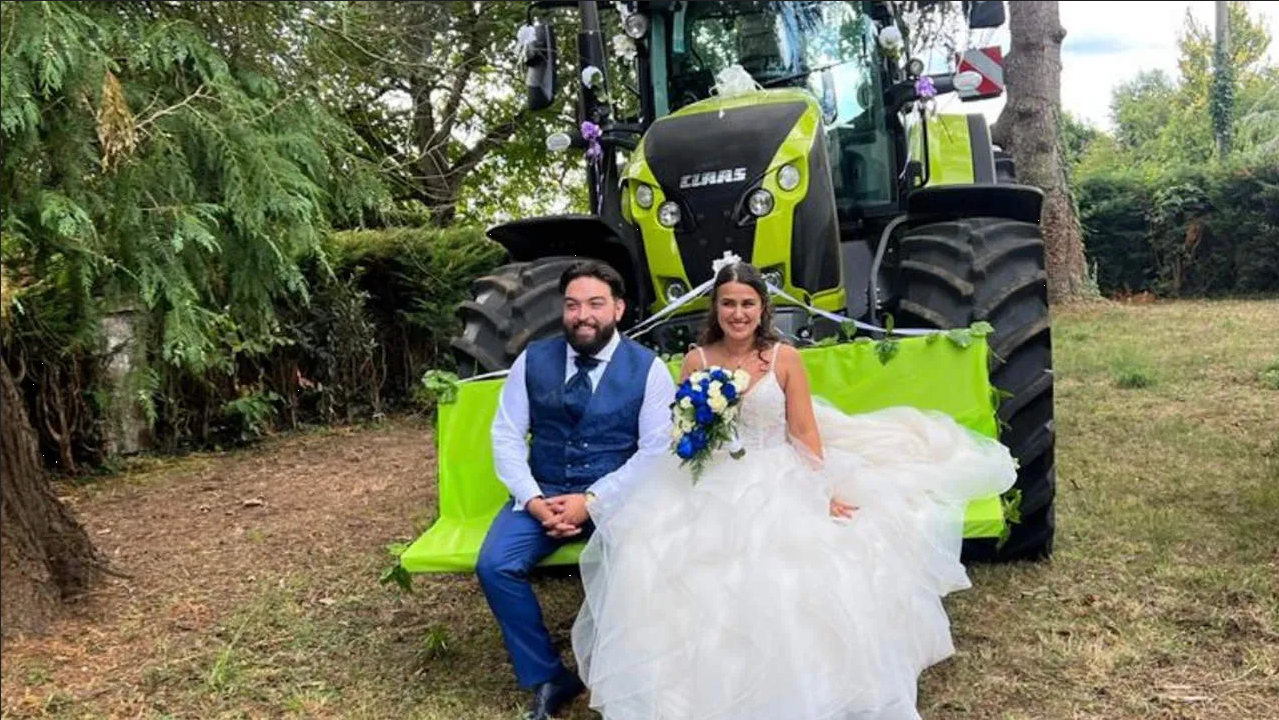 Boda se vuelve viral en TikTok; ella llega en carro de caballos y él en tractor