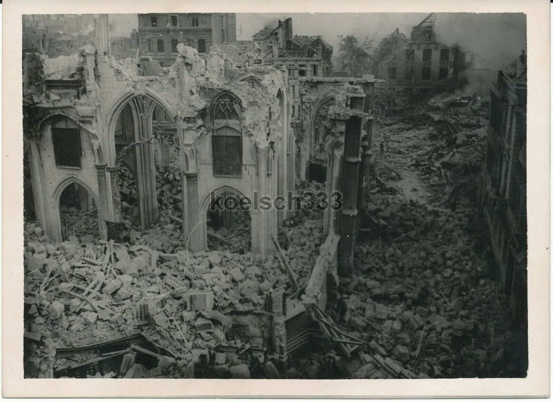 Foto Ruinen in der schwer zerstörten Stadt Rouen in Frankreich Kirche Kathedrale5