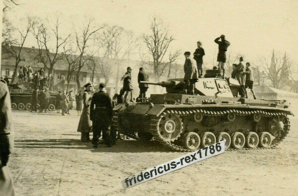 Foto Panzer Tank PzKpfw III Übung Tag der Wehrmacht Kinder spielen