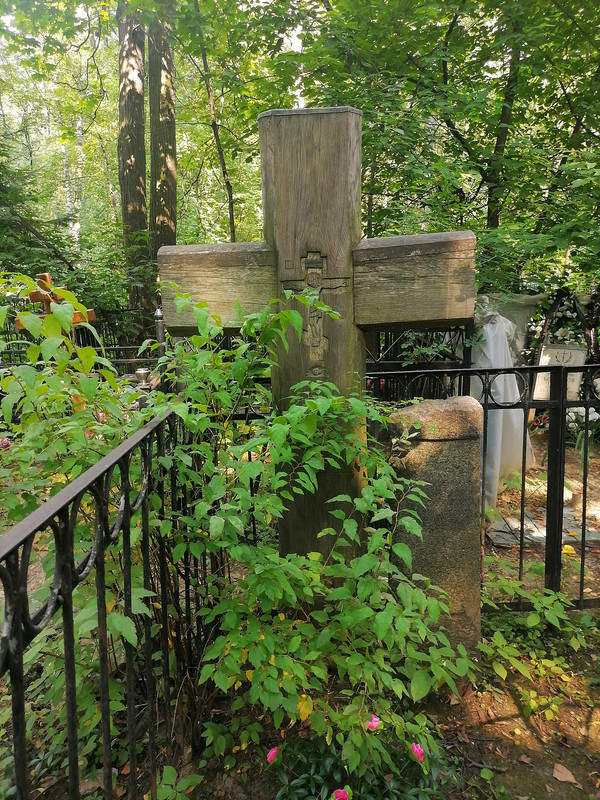 Tomb-of-N-Mandelstam-1