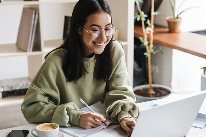 Receptionen i Mindpark Coworking Space – en modern och inbjudande foajé med bemannad disk och sittplatser där AI Business School är beläget.