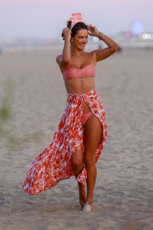 Alessandra-Ambrosio-UPSKIRTSTARS.COM-1024x1536 (19)