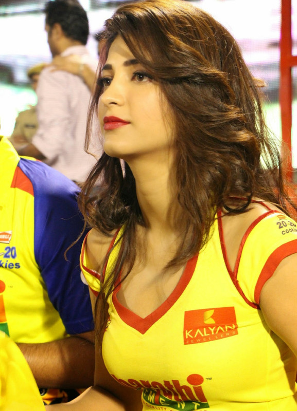 [Image: b0432-shruti-at-chennai-rhinos-vs-karnat...tch-14.jpg]