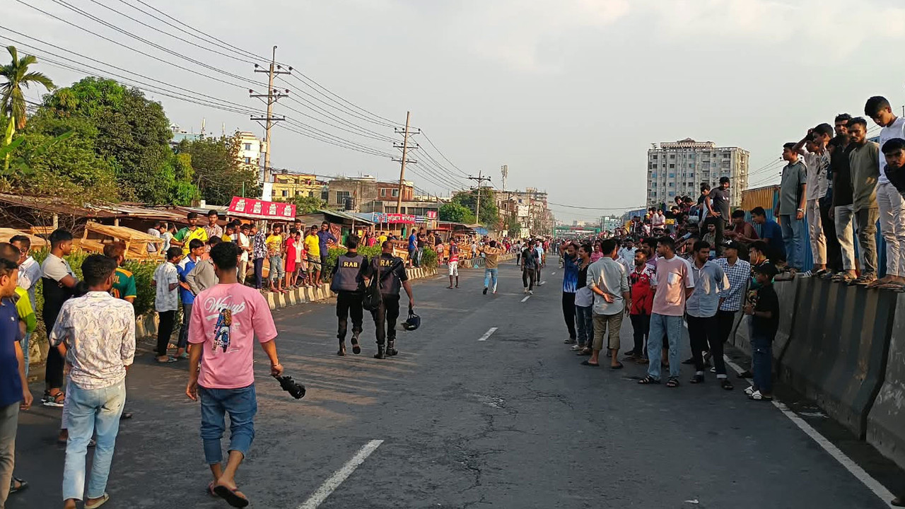 চন্দ্রায় পোশাকশ্রমিকদের বিক্ষোভ, ঢাকা-টাঙ্গাইল মহাসড়কে ২ কিলোমিটার যানজট
