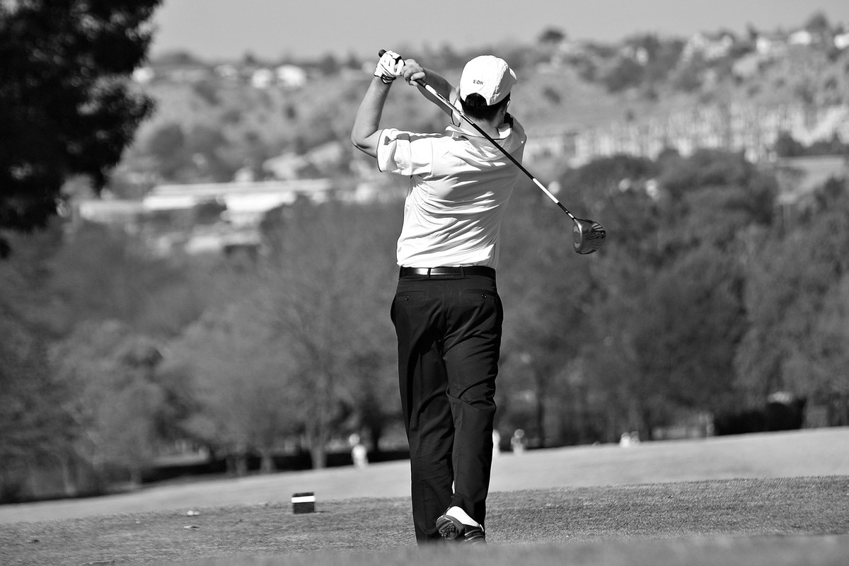 blacknwhite-golfer.jpg