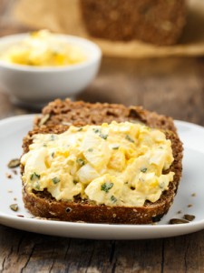Eiersalat mit selbstgemachter Mayonnaise Eiersalat mit selbstgemachter Mayonnaise