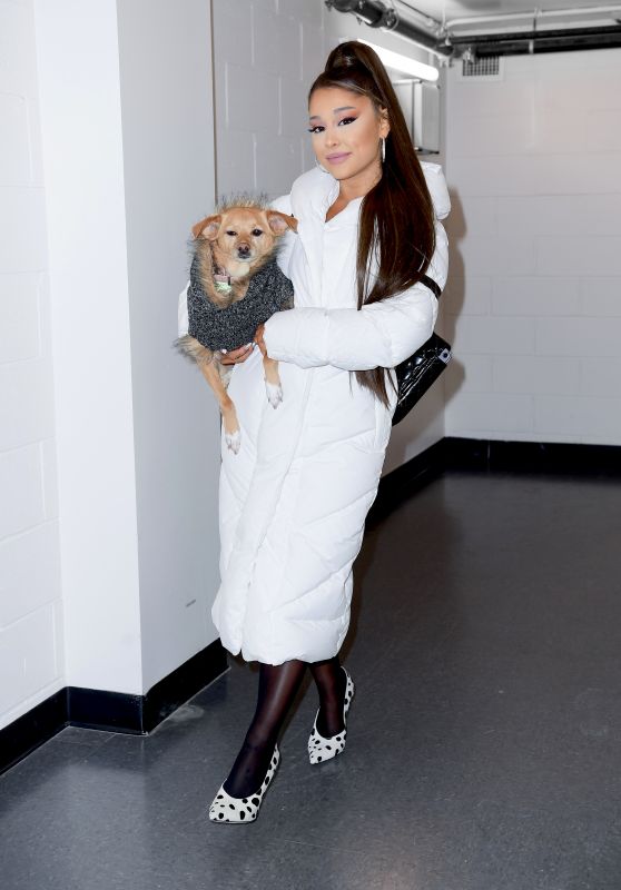ariana-grande-backstage-at-her-sweetener-world-tour-concert-in-c