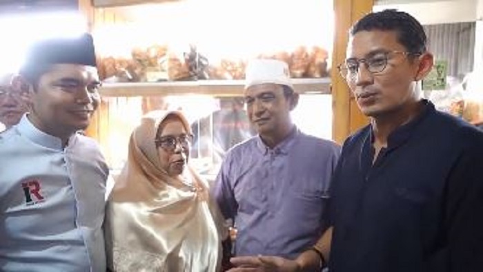 Sandiaga Uno berbincang dengan pemilik usaha Warung Nabila