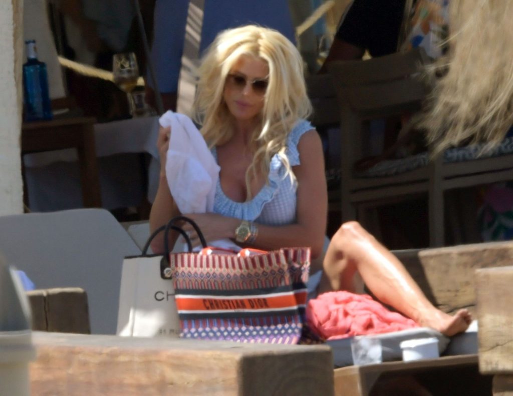 Victoria-Silvstedt-Upskirt-STARS-com-14