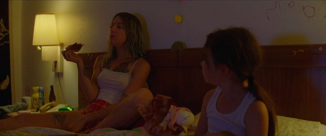 The Florida Project (2017).mkv_snapshot_01.01.23_[2018.02.16_00.