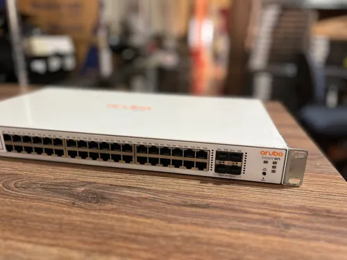 Vista frontal do Switch HP Aruba Instant On 1830 48G 4SFP (JL814A) com todas as portas Gigabit e SFP visíveis.