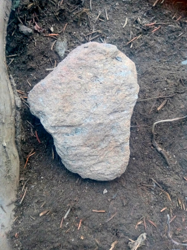 piha miehen pieni hautakivi kuusriv lähellä naisen hautakiven läh