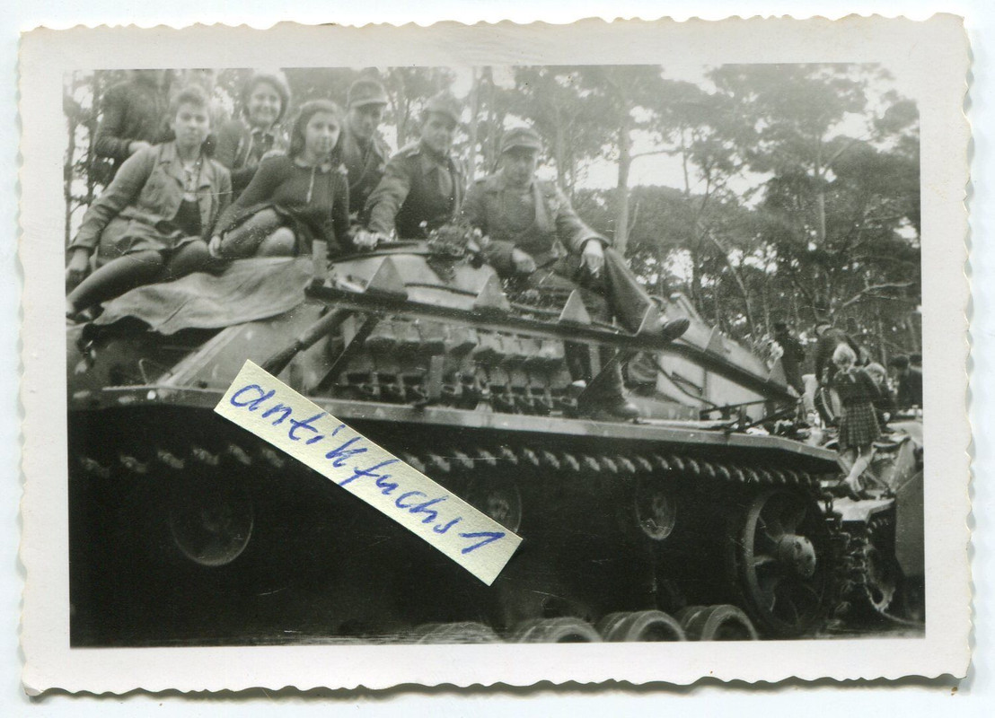 Panzer-Sturmgeschütz mit Besatzung und Mädchen 1944