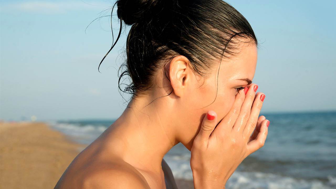 Problemi agli occhi in estate come proteggere la vista in acqua