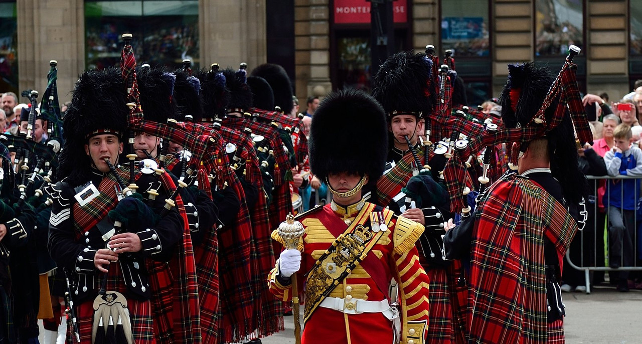 red-tartan-pipers.jpg