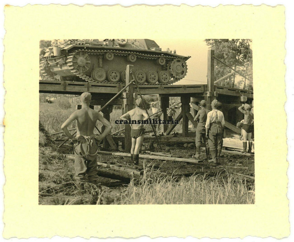 Orig. Foto Panzer III Tank auf Brücke in Russland