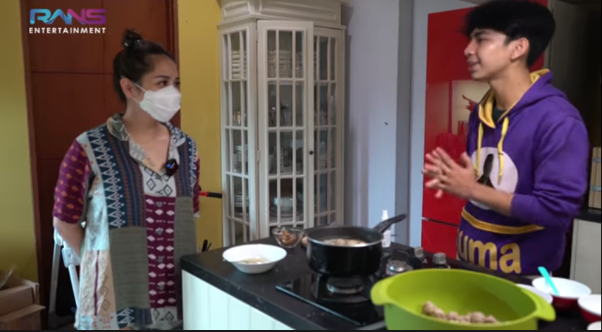 Nagita Slavina dan Dimas Ramadhan membuat kuah bakso