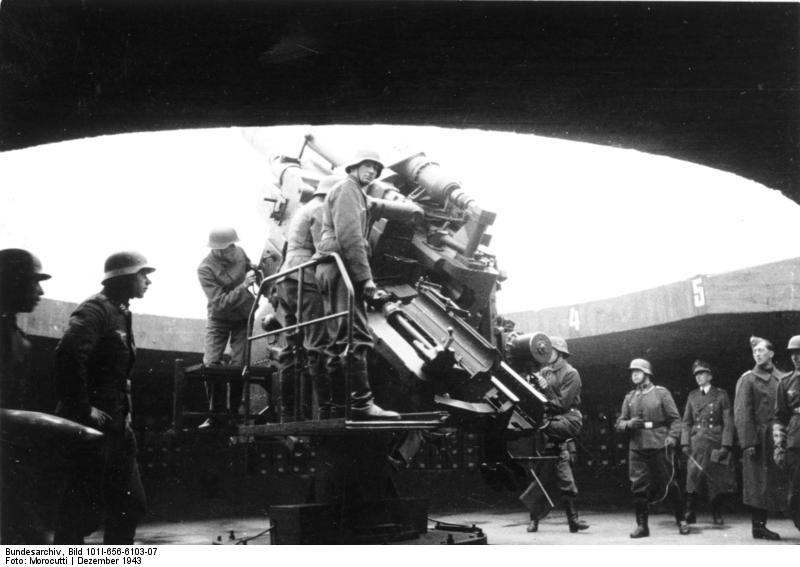 Un 12,8 cm FlaK 40 instalado en una torre antiaerea Flaktürme