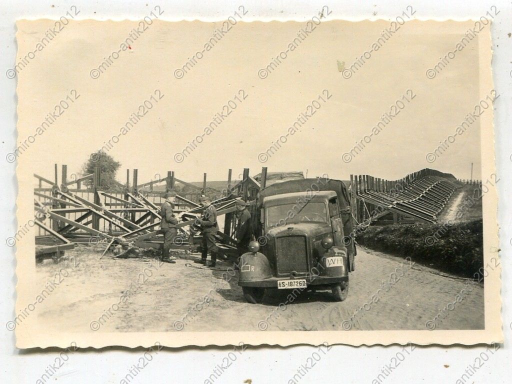 Foto, Wehrmacht, LKW mit Emblem Löwe, Panzersper
