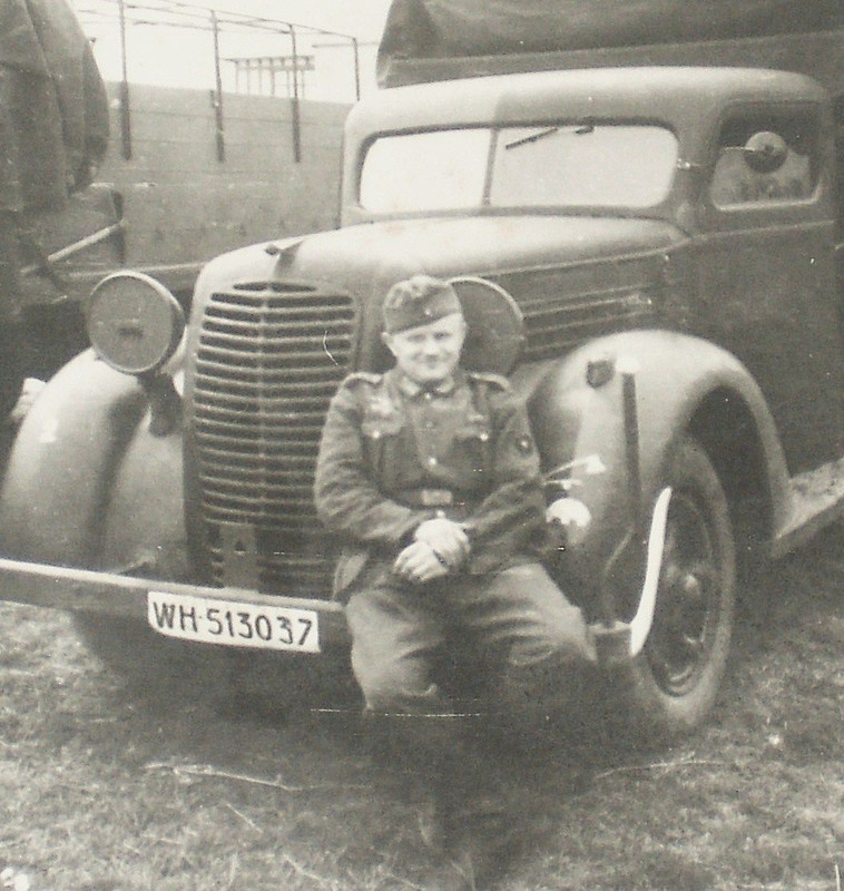 Wehrmachtfoto Oberschütze LKW Divisionsabzeichen