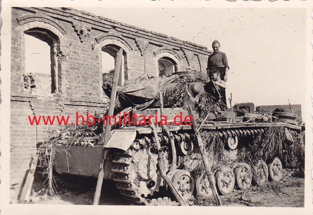 Foto Wehrmacht Deutsches Sturmgeschütz getarnt.