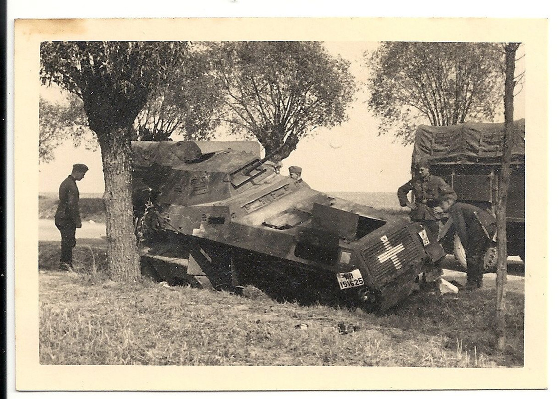 Orig.Foto schwer beschädigter Spähpanzer Tank Sd