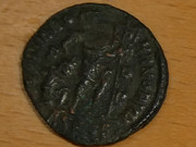 AE3 de Valentiniano I. GLORIA RO-MANORVM. Emperador avanzando a dcha. Siscia. P1010299-2