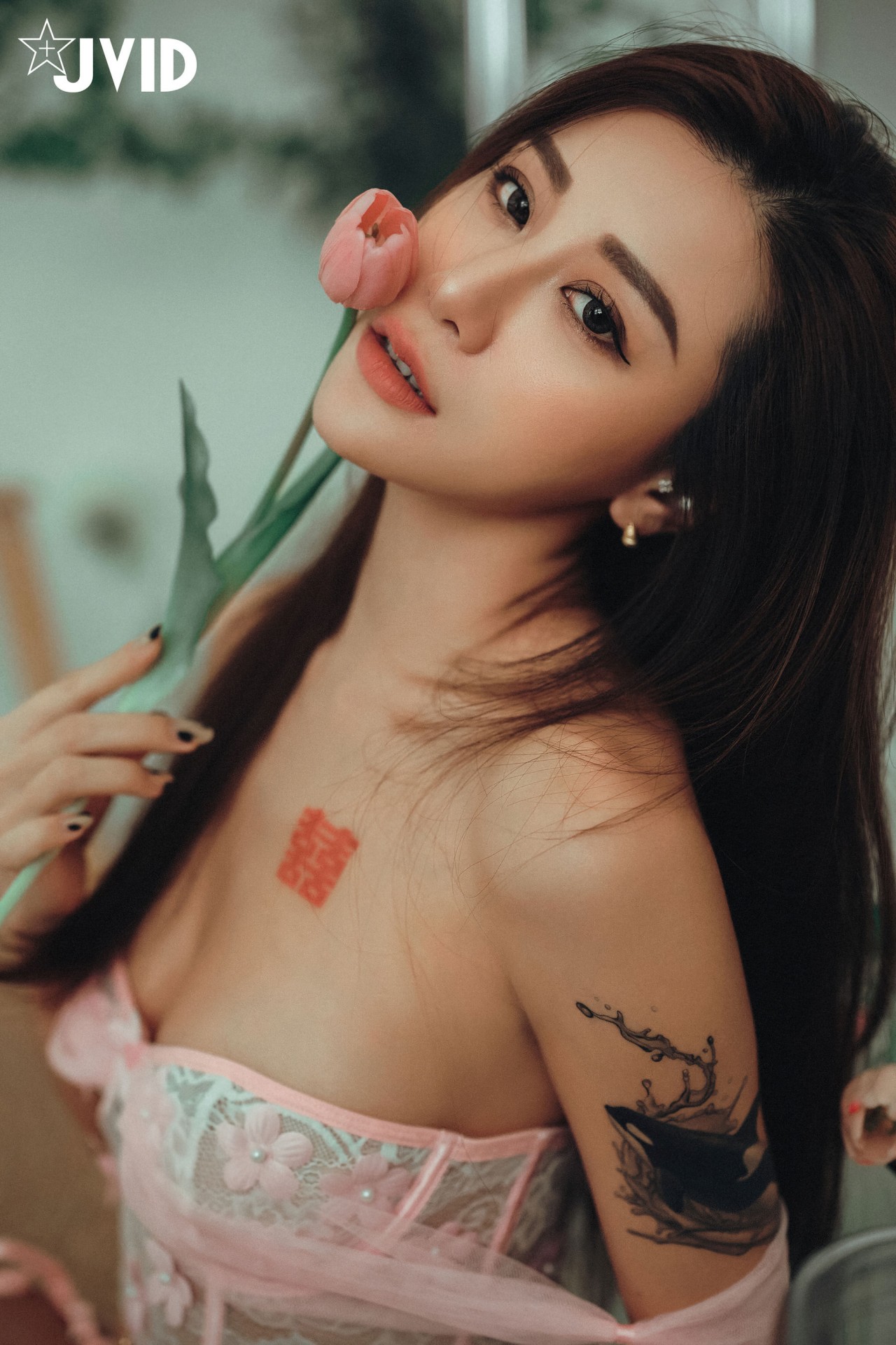 jvid写真雙囍《我の美乳室友》，沙发边的，性感与活力插图9