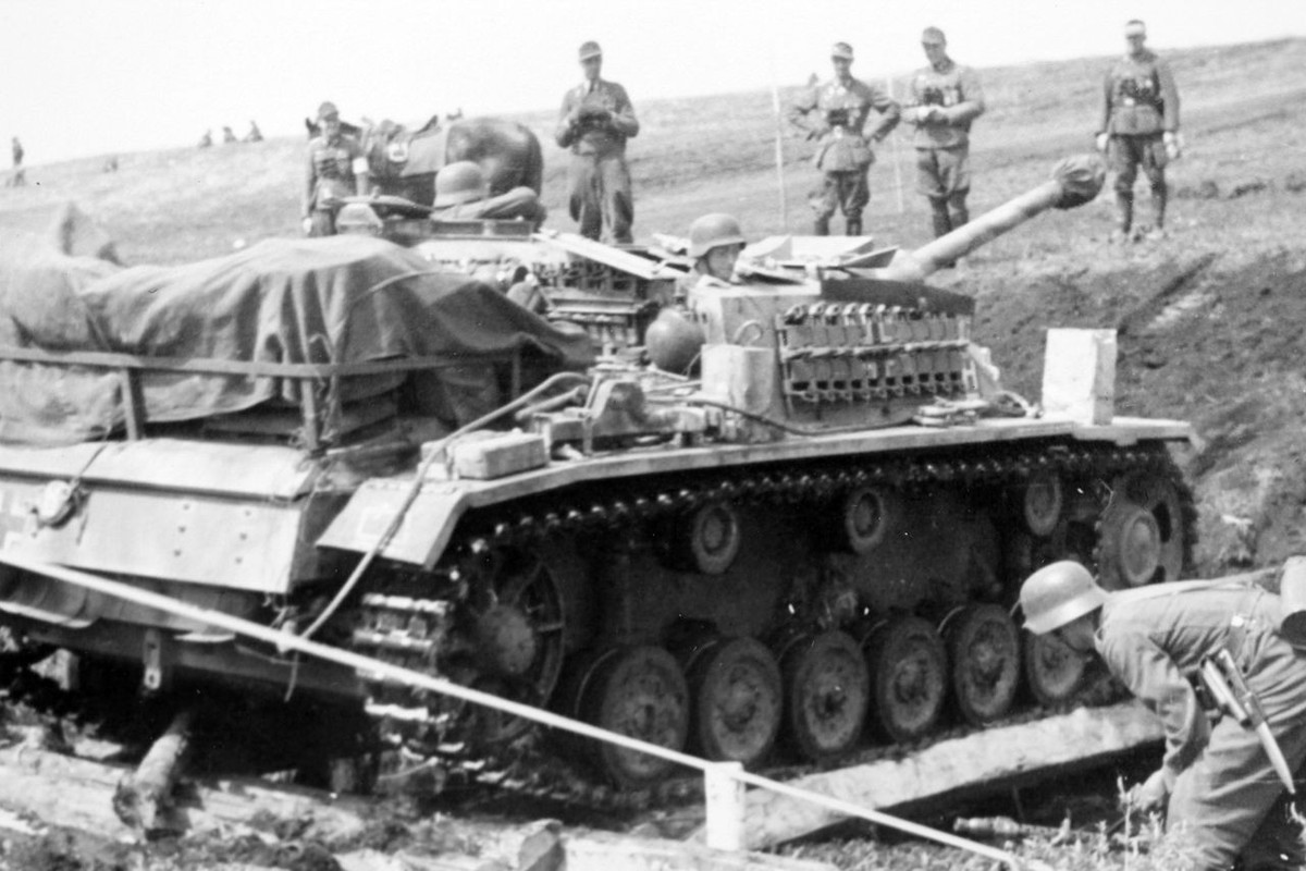 Soldaten bauen eine provisorische Brücke für einen Panzer.