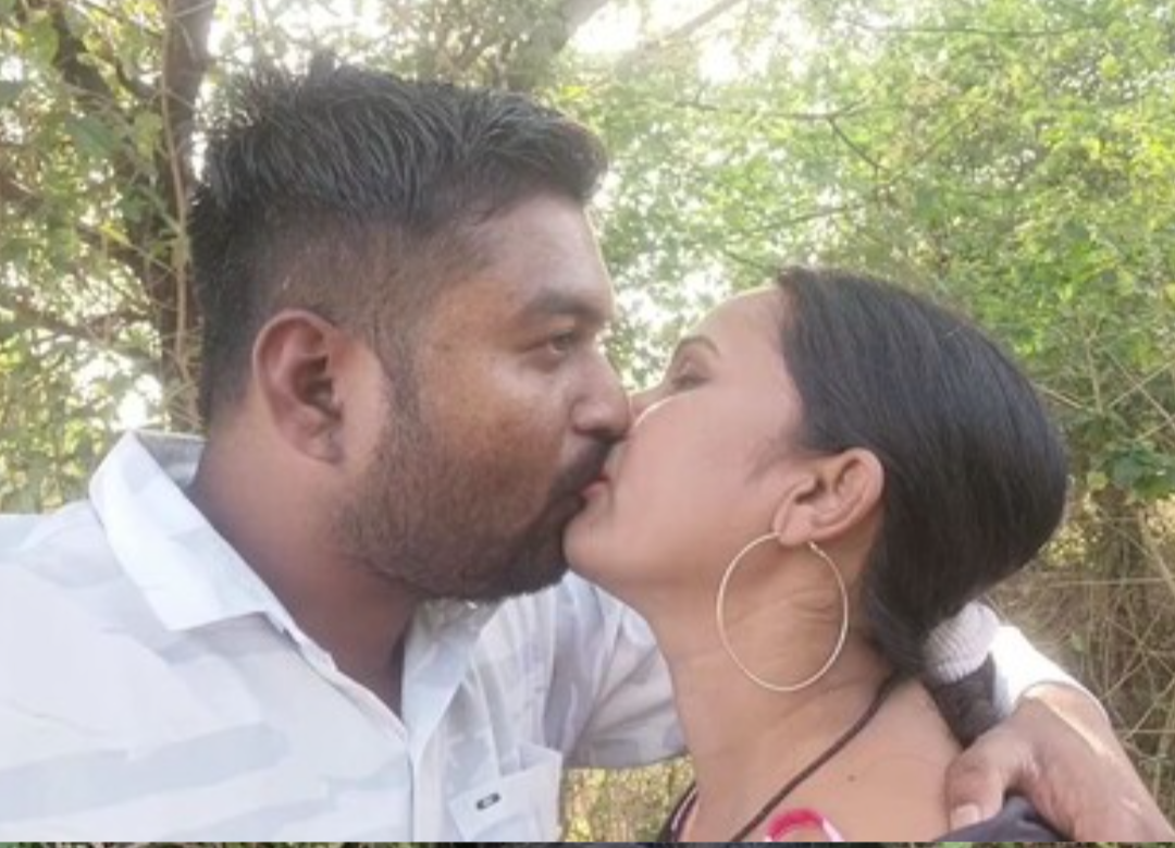 Hot kavita bhabhi full nude kissing and giving blowjob to boyfriend in jungle outdoor fun