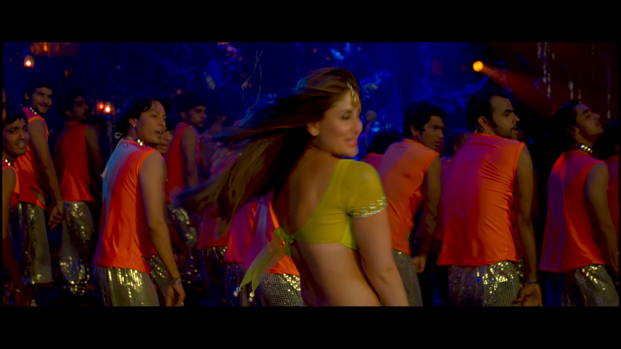 [Image: Kareena-Kapoor-Hot-Halkat-Jawani-From-He...-45-26.jpg]