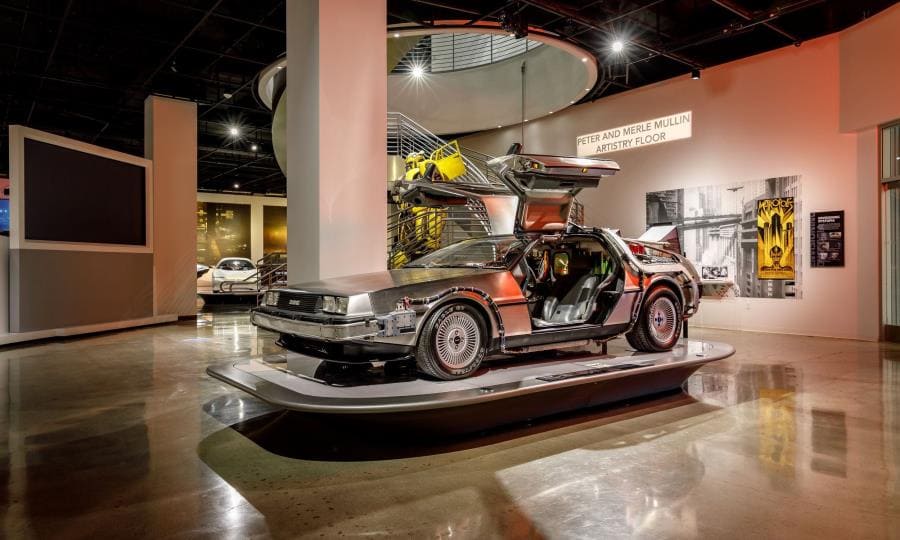 DeLorean из фильма "Назад в будущее" в музее автомобилей Петерсона