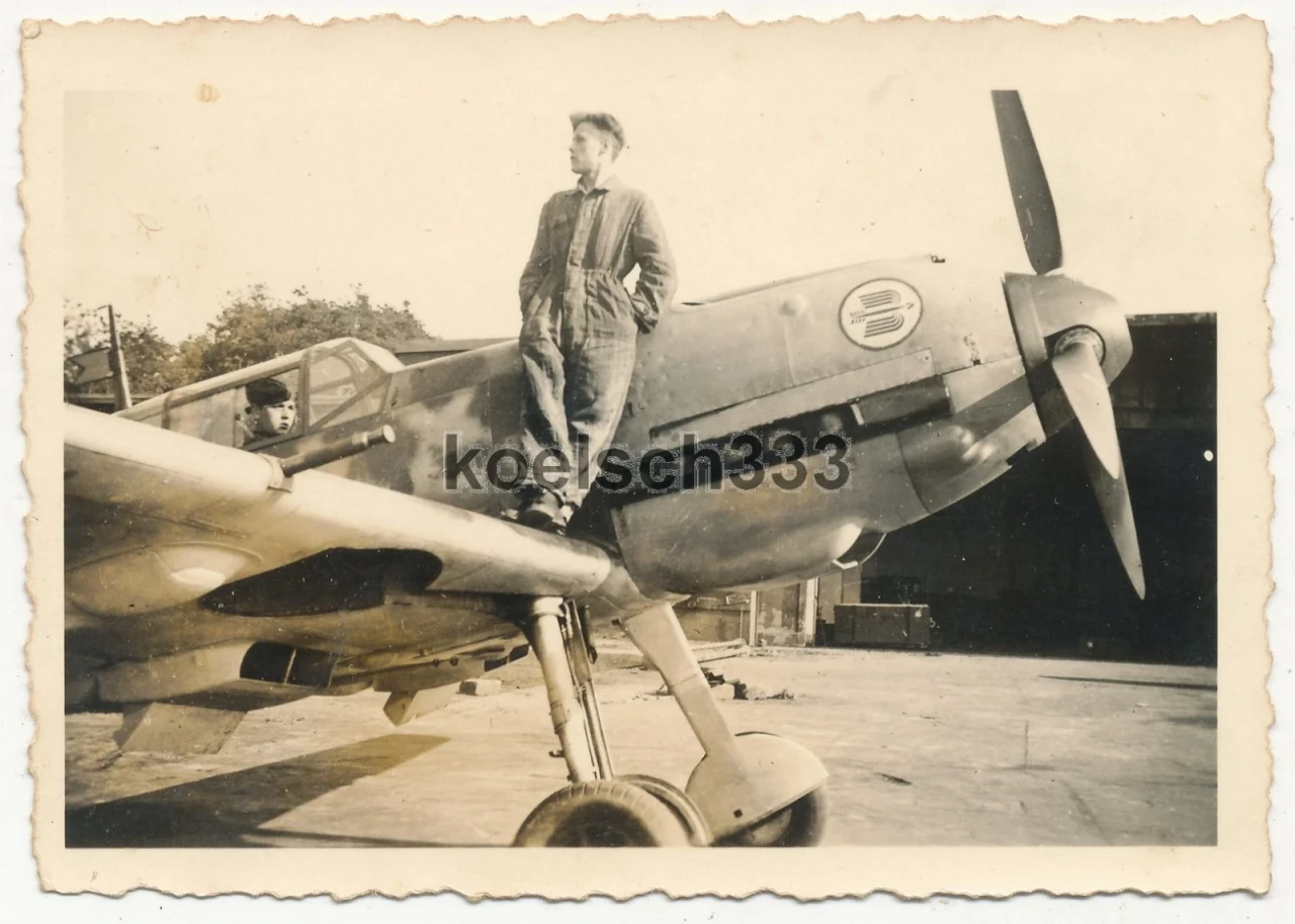 Foto Messerschmitt Bf 109 Flugzeug mit Staffel Wappen Kennung 2 Erg Gr JG 27