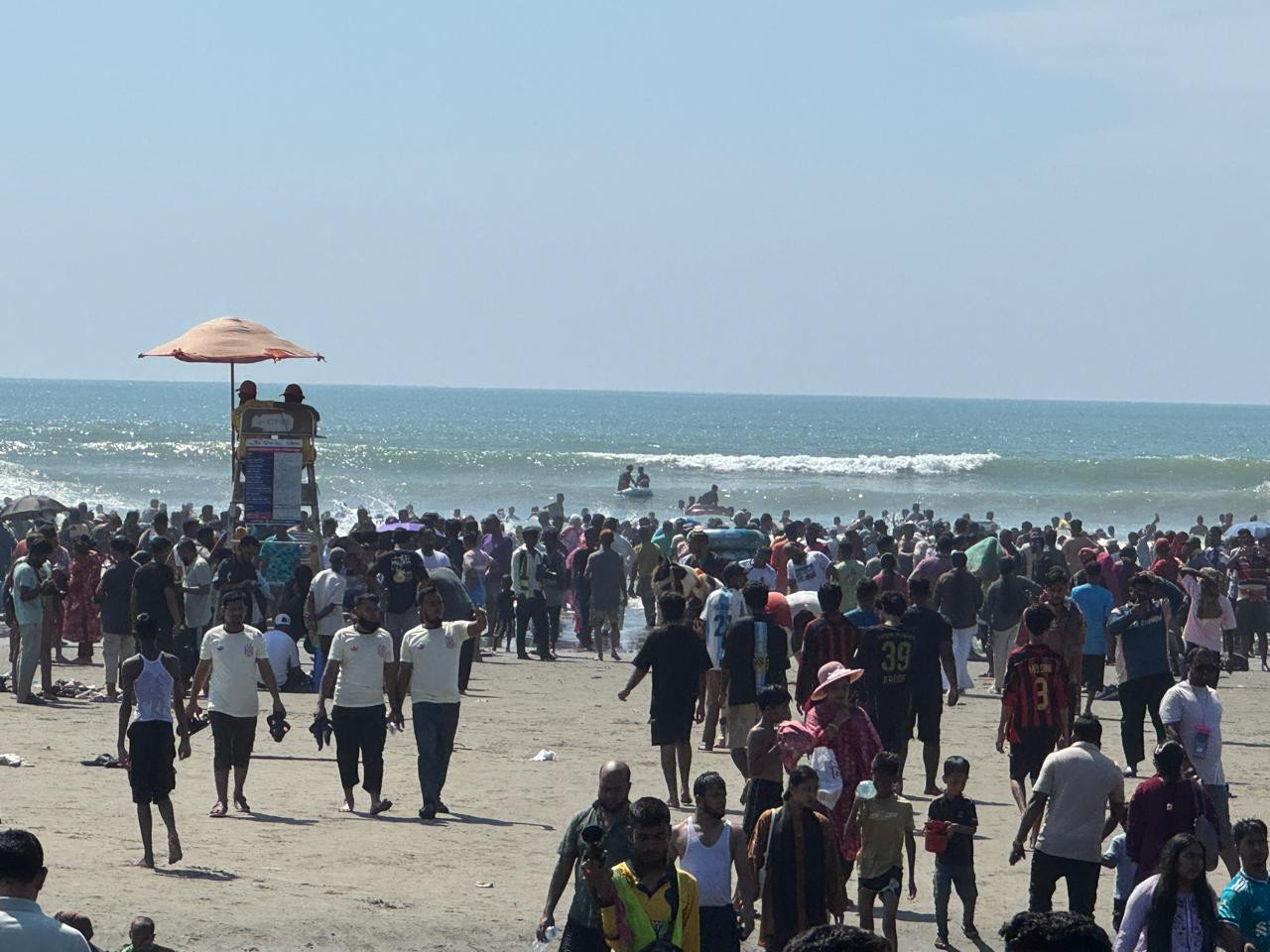 টানা ছুটিতে কক্সবাজারে পর্যটকদের ঢল