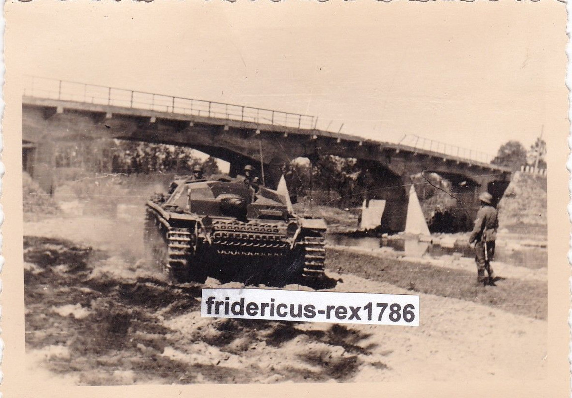 Foto elit e StuG Sturmgeschütz III Panzer Tank vormarsch im Oste
