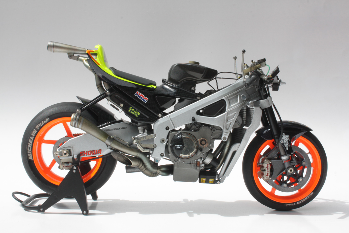 Tamiya 1/12 Repsol Honda RC211V '03 - Rossi, Valencia