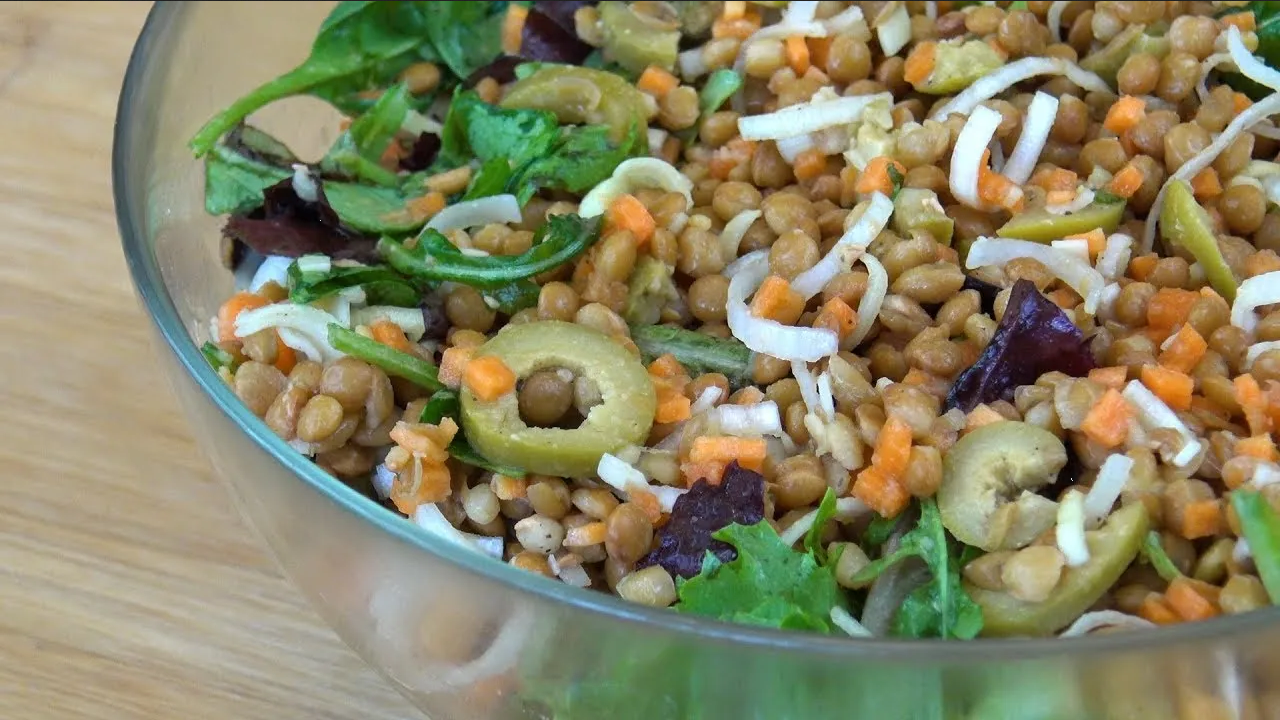¿Cómo preparar ensalada de lentejas al curry? Receta fácil para una cena ligera