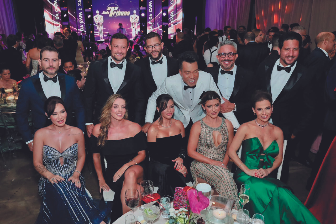 Baile da Capa: o anfitrião Marlon Vianna entre Bruno Franco e Milena Parpaiolla, Thiago Friques e Gabriela Friques, Marine Ferreira, Douglas Luz, Amanda Rossoni, Bruno Ferreira, Jhony Nunes e Thamires Murgia