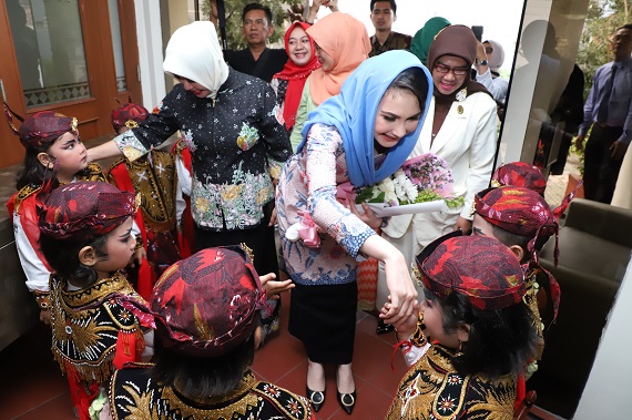 Arumi Ingatkan Bahaya Gadget Bagi Anak Usia Dini