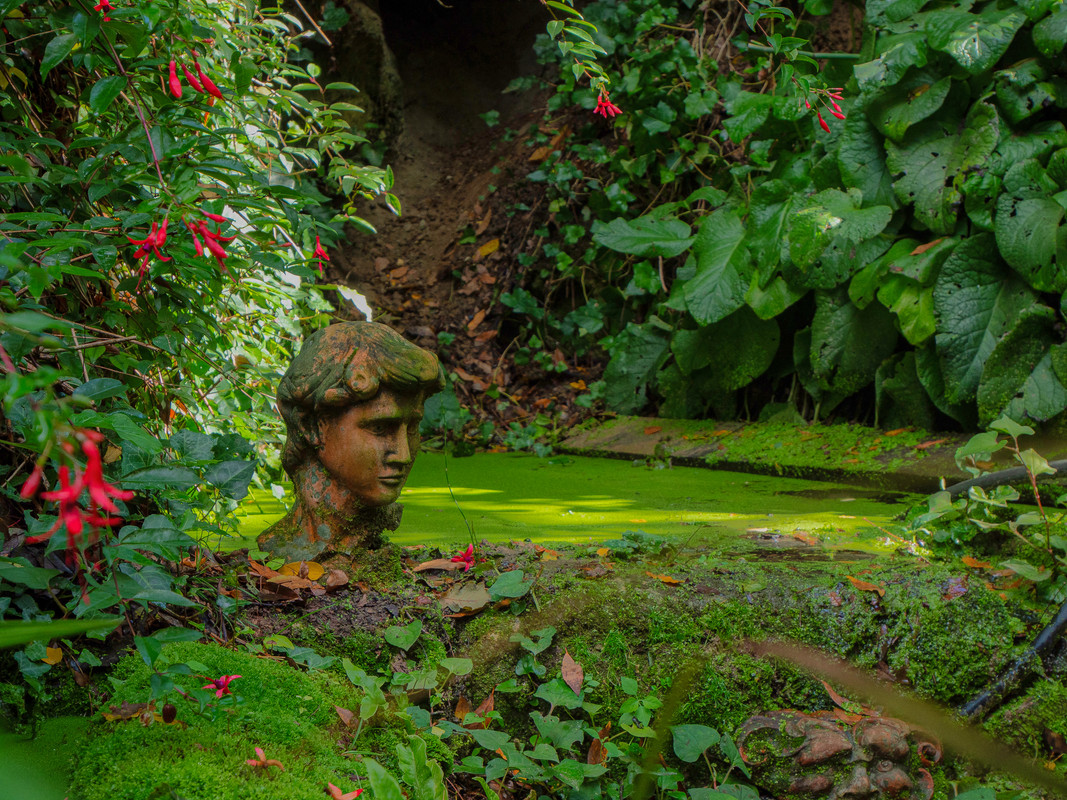 Statue près de la source - éclaircies