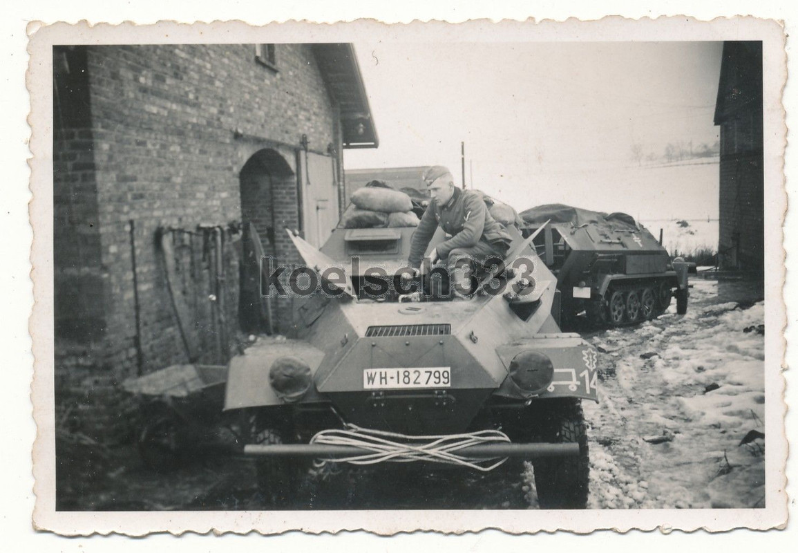 Foto Soldat der Wehrmacht auf Schützenpanzer Hal