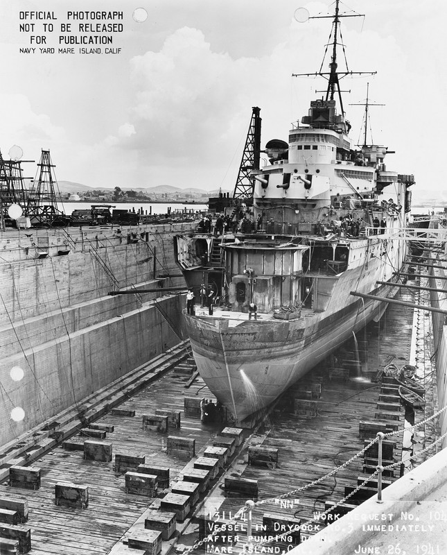 [GÉNÉRIQUE] Les Croiseurs en photos - Page 2 1920px-HMS-Liverpool-C11-in-dry-dock-at-the-Mare-Island-Naval-Shipyard-on-26-June-1941-NH-60379